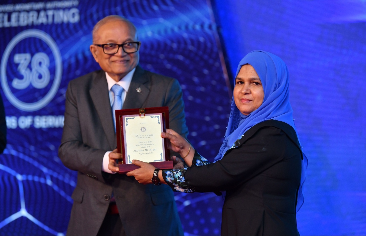 އެމްއެމްއޭ އަށް ހިދުމަތްކޮށްދެއްވި ބޭފުޅަކަށް ކުރީގެ ރައީސް މައުމޫން ހަނދާނީ ފިލާ ދެއްވަނީ -- ފޮޓޯ: ހުސެއިން ވަހީދު/ މިހާރު