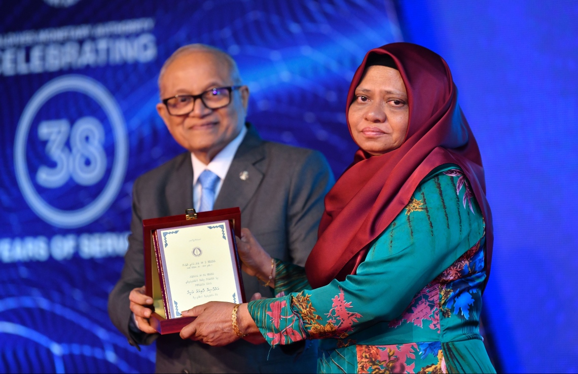 މާލެ: ޖުލައި 7، 2019- އެމްއެމްއޭ އަށް 38 އަހަރު ފުރުން ފާހަގަކުރުމުގެ ގޮތުން ދަރުބާރުގޭގައި ބޭއްވި ރަސްމިއްޔާތުގައި އެމްއެމްއޭއަށް ގިނަދުވަސްތަކެއް ހިދުމަތް ކުރެއްވި މުވައްޒަފަކަށް ކުރީގެ ރައީސް މައުމޫން ހަނދާނީ ފިލާ ދެއްވަނީ.---ފޮޓޯ: ހުސައިން ވަހީދު/ މިހާރު