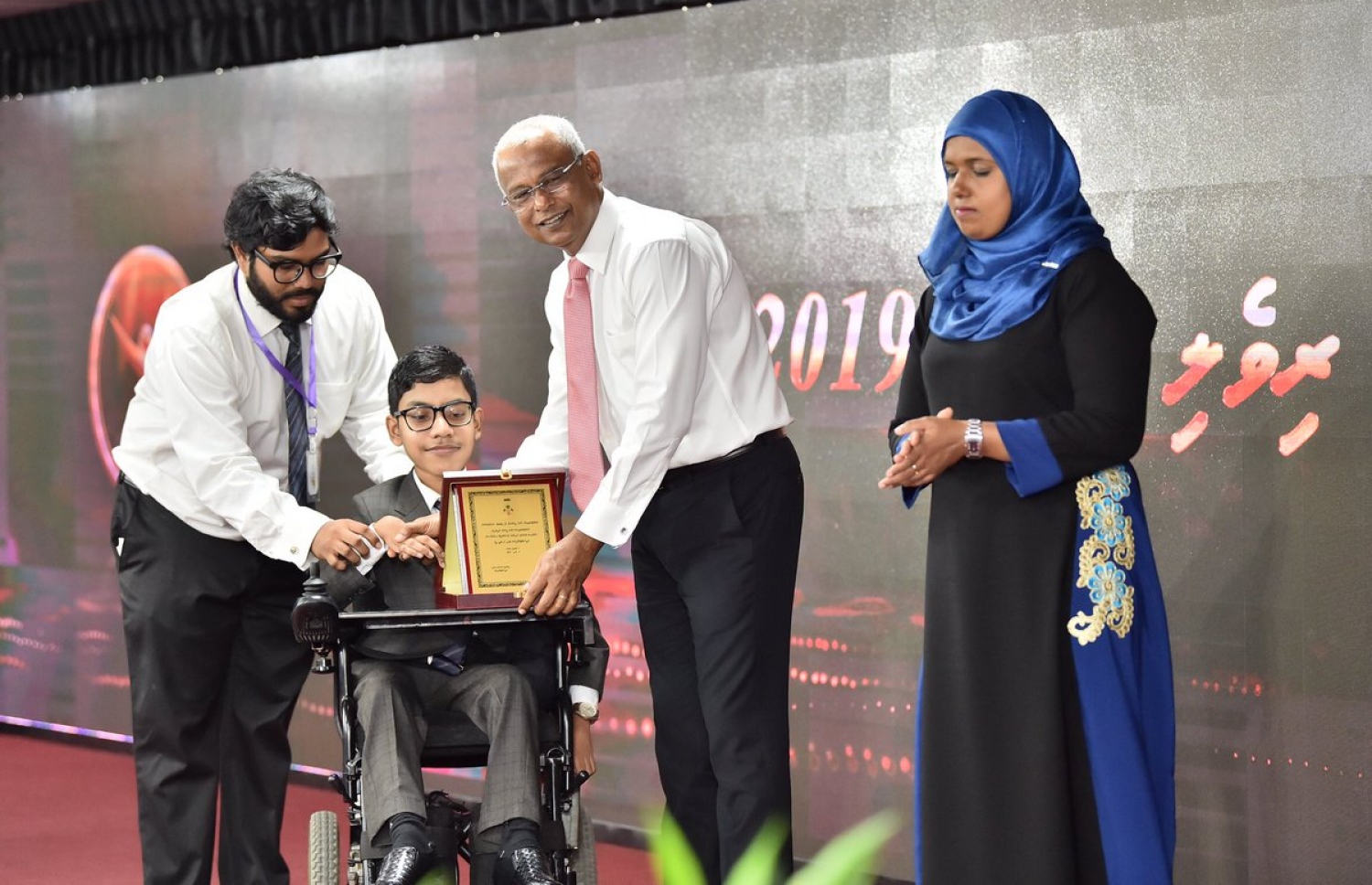 ނުކުޅެދުންތެރިކަން ހުންނަ ފަރާތަކަށް ރިވެލި އެވޯޑް ރައީސް ހަވާލުކޮށްދެއްވަނީ-- ފޮޓޯ: ރައީސް އޮފީސް