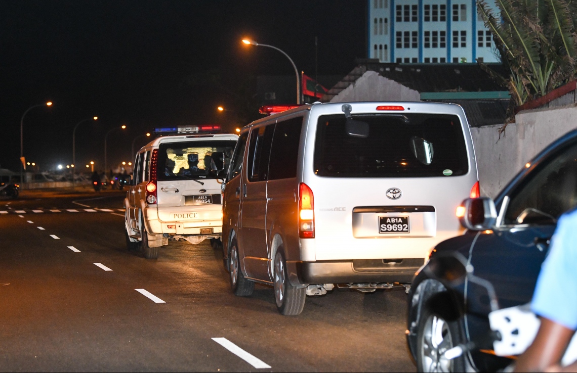 މާލެ: ޖުލައި 9، 2019- މީގެ 31 އަހަރު ކުރިން ރާއްޖެއަށް ދިން ހަމަލައިގެ މޭސްތިރިޔާ އަބްދުﷲ ލުތުފީ މާލެ ގެނައުމަށް ފަހު ފުލުހުންގެ ވެހިކަލްގައި ކަރެކްޝަންސް އަށް ގެންދަނީ.---ފޮޓޯ: ހުސައިން ވަހީދު/ މިހާރު