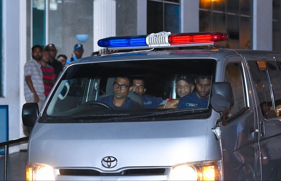 މާލެ: ޖުލައި 9، 2019- މީގެ 31 އަހަރު ކުރިން ރާއްޖެއަށް ދިން ހަމަލައިގެ މޭސްތިރިޔާ އަބްދުﷲ ލުތުފީ މާލެ ގެނައުމަށް ފަހު ފުލުހުންގެ ވެހިކަލްގައި ކަރެކްޝަނަލް ސާވިސް އަށް ގެންދަނީ.---ފޮޓޯ: ހުސައިން ވަހީދު/ މިހާރު