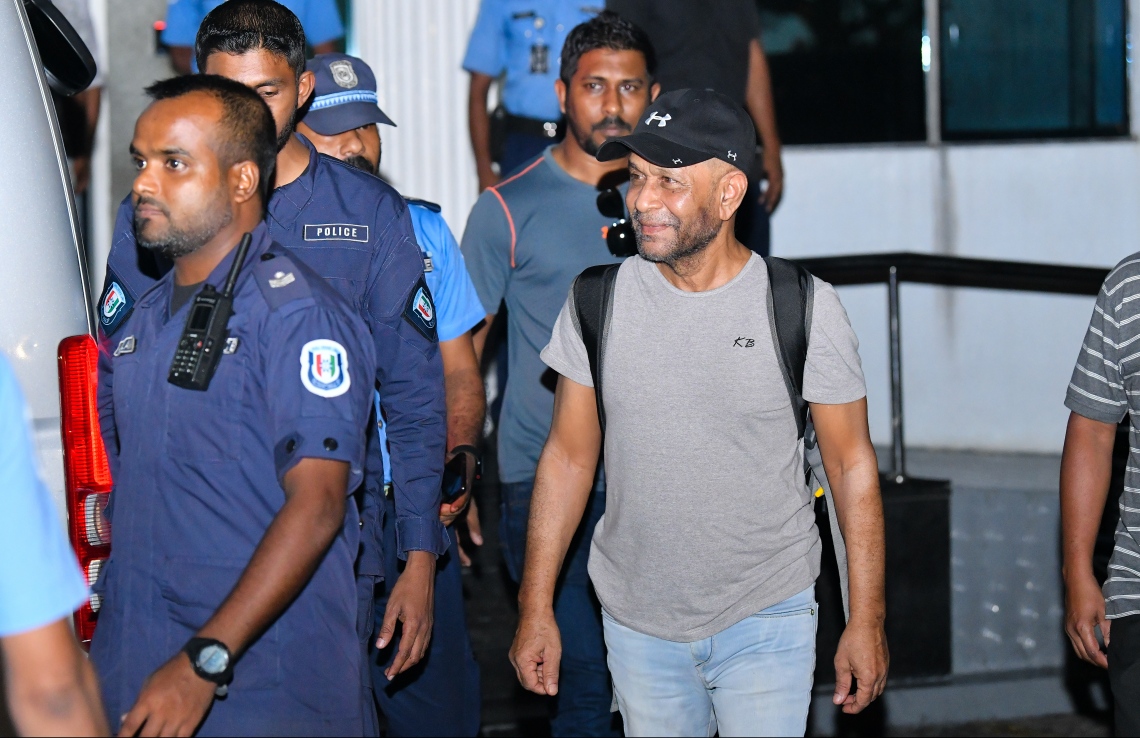 މާލެ: ޖުލައި 9، 2019- މީގެ 31 އަހަރު ކުރިން ރާއްޖެ އަށް ދިން ހަމަލައިގެ މޭސްތިރިޔާ ހ. ހާޖަރާގޭ އަބްދުﷲ ލުތުފީ މާލެ ގެނައުމަށް ފަހު، ކަރެކްޝަންސް އަށް ގެންދިއުމަށްޓަކައި ޝަހީދު ހުސައިން އާދަމް ބިލްޑިންގް އިން ނެރެގެން ޕޮލިސް ވެހިކަލަށް އަރުވަނީ: އޭނާ ރާއްޖެ މި ގެނައީ ނުވަ އަހަރު ވަންދެން ފިލައިގެން އުޅުމަށް ފަހު، ލަންކާގައި ހުންނަ ދިވެހި އެމްބަސީ އަށް މިދިޔަ މޭ 1 ގައި ގޮސް އެތަނުގެ ބެލުމުގެ ދަށަށް އަމިއްލަ އަށް ގޮސް އަމާން ދިނުމުން.---ފޮޓޯ: ހުސައިން ވަހީދު/ މިހާރު