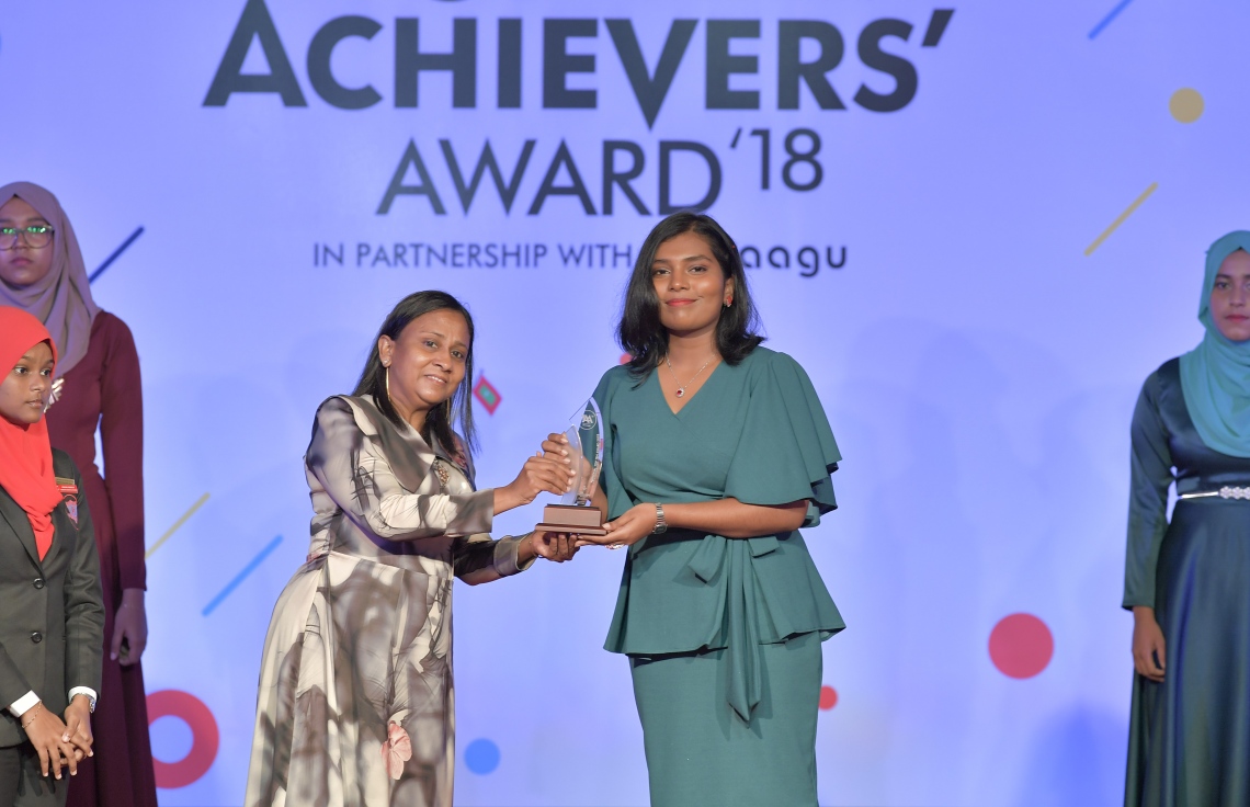 މާލެ: ޖުލައި 9، 2019: މަތީ ސާނަވީ އިމްތިހާނުގެ ގަދަ 10 ގައި ހިމެނުނު ކުދިންނަށް އިނާމު ދިނުމަށް ދަރުބާރުގޭގައި ބޭއްވި ރަސްމިއްޔާތުގައި، ދަރިވަރަކަށް އެވޯޑު ހަވާލު ކުރައްވަނީ.-- ފޮޓޯ: ރައީސް އޮފީސް