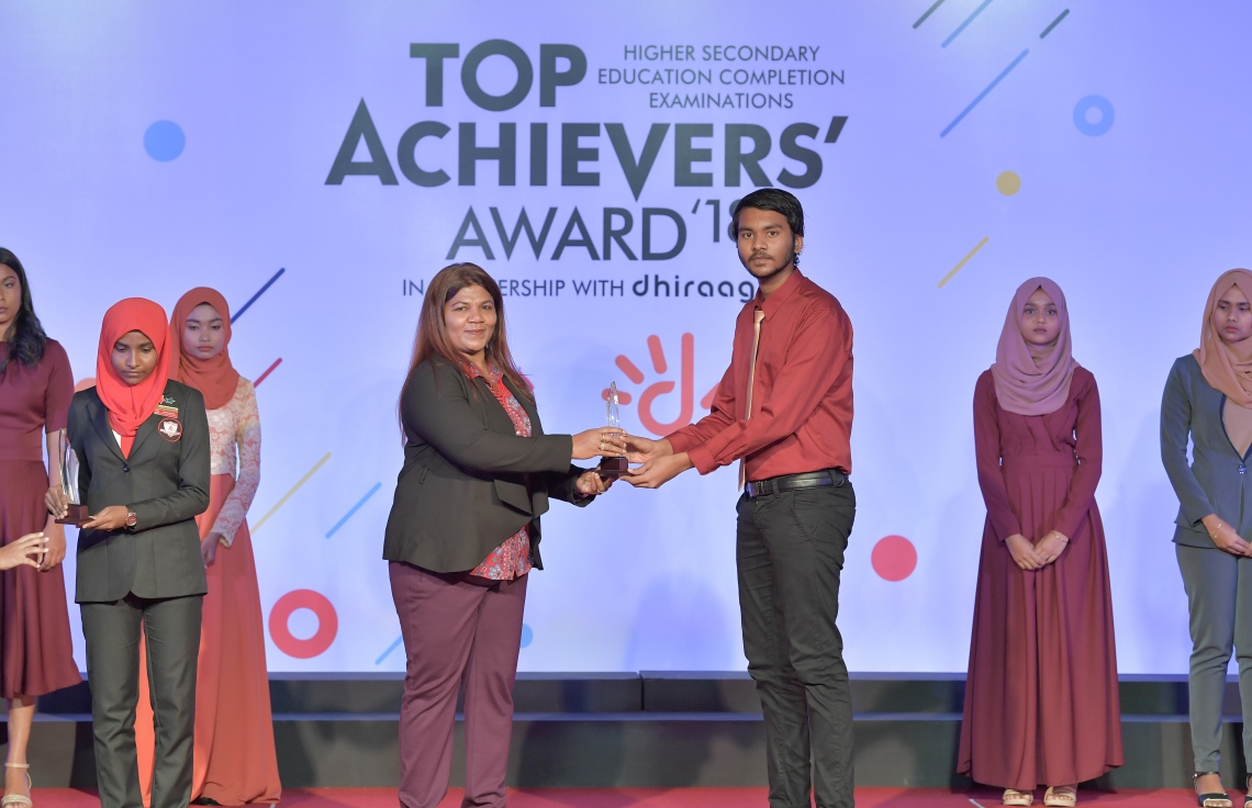 މާލެ: ޖުލައި 9، 2019: މަތީ ސާނަވީ އިމްތިހާނުގެ ގަދަ 10 ގައި ހިމެނުނު ކުދިންނަށް އިނާމު ދިނުމަށް ދަރުބާރުގޭގައި ބޭއްވި ރަސްމިއްޔާތުގައި، ދަރިވަރަކަށް އިނާމު ހަވާލު ކުރައްވަނީ.-- ފޮޓޯ: ރައީސް އޮފީސް