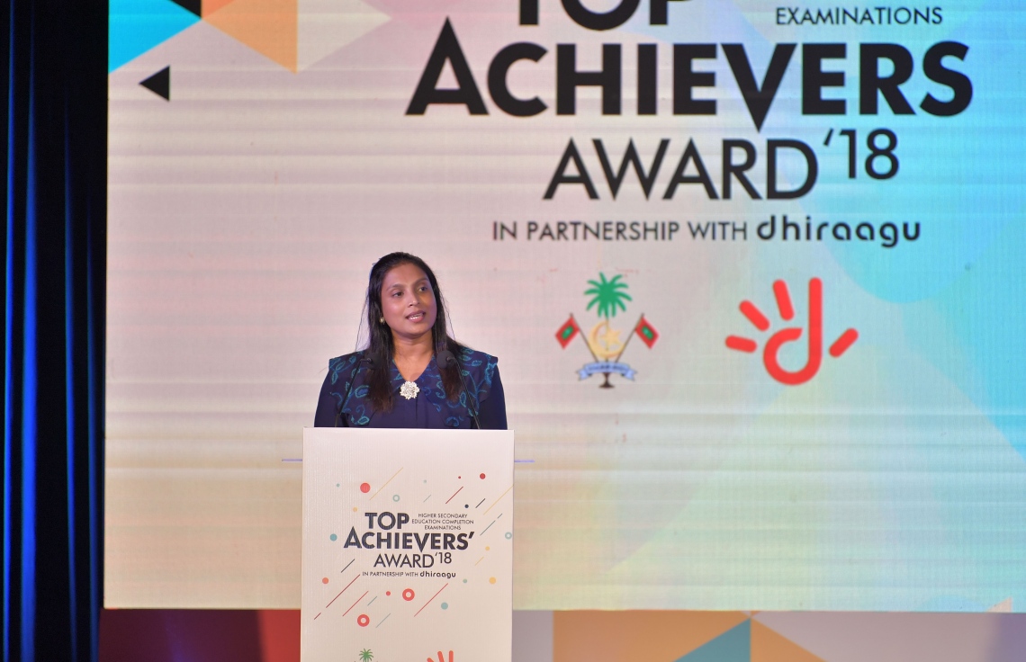 މާލެ: ޖުލައި 9، 2019: މަތީ ސާނަވީ އިމްތިހާނުގެ ގަދަ 10 ގައި ހިމެނުނު ކުދިންނަށް އިނާމު ދިނުމަށް ދަރުބާރުގޭގައި ބޭއްވި ރަސްމިއްޔާތުގައި އެޑިއުކޭޝަން މިނިސްޓަރު އައިޝަތު އަލީ ވާހަކަ ދައްކަވަނީ.-- ފޮޓޯ: ރައީސް އޮފީސް