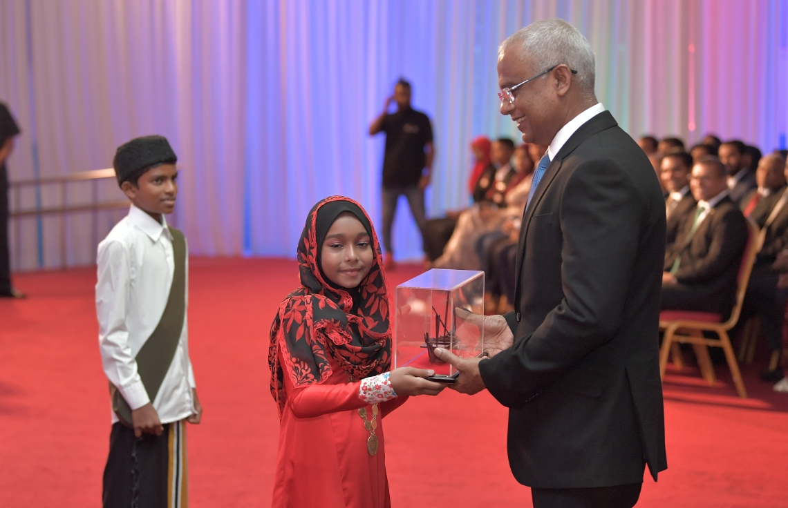 މާލެ: ޖުލައި 9، 2019: މަތީ ސާނަވީ އިމްތިހާނުގެ ގަދަ 10 ގައި ހިމެނުނު ކުދިންނަށް އިނާމު ދިނުމަށް ދަރުބާރުގޭގައި ބޭއްވި ރަސްމިއްޔާތުގައި ދަރިވަރަކު ރައީސް އިބްރާހިމް މުހައްމަދު ސޯލިހަށް ހަނދާނީ ހަދިޔާއެއް އަރުވަނީ.-- ފޮޓޯ: ރައީސް އޮފީސް