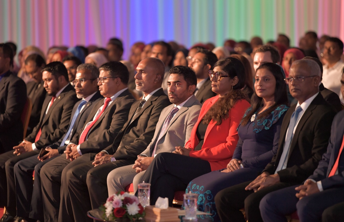 މާލެ: ޖުލައި 9، 2019: މަތީ ސާނަވީ އިމްތިހާނުގެ ގަދަ 10 ގައި ހިމެނުނު ކުދިންނަށް އިނާމު ދިނުމަށް ދަރުބާރުގޭގައި ބޭއްވި ރަސްމިއްޔާތުގައި ރައީސް އިބްރާހިމް މުހައްމަދު ސޯލިހުގެ އިތުރުން، ބައެއް ވަޒީރުން ބައިވެރިވެ ވަޑައިގަންނަވަނީ.-- ފޮޓޯ: ރައީސް އޮފީސް