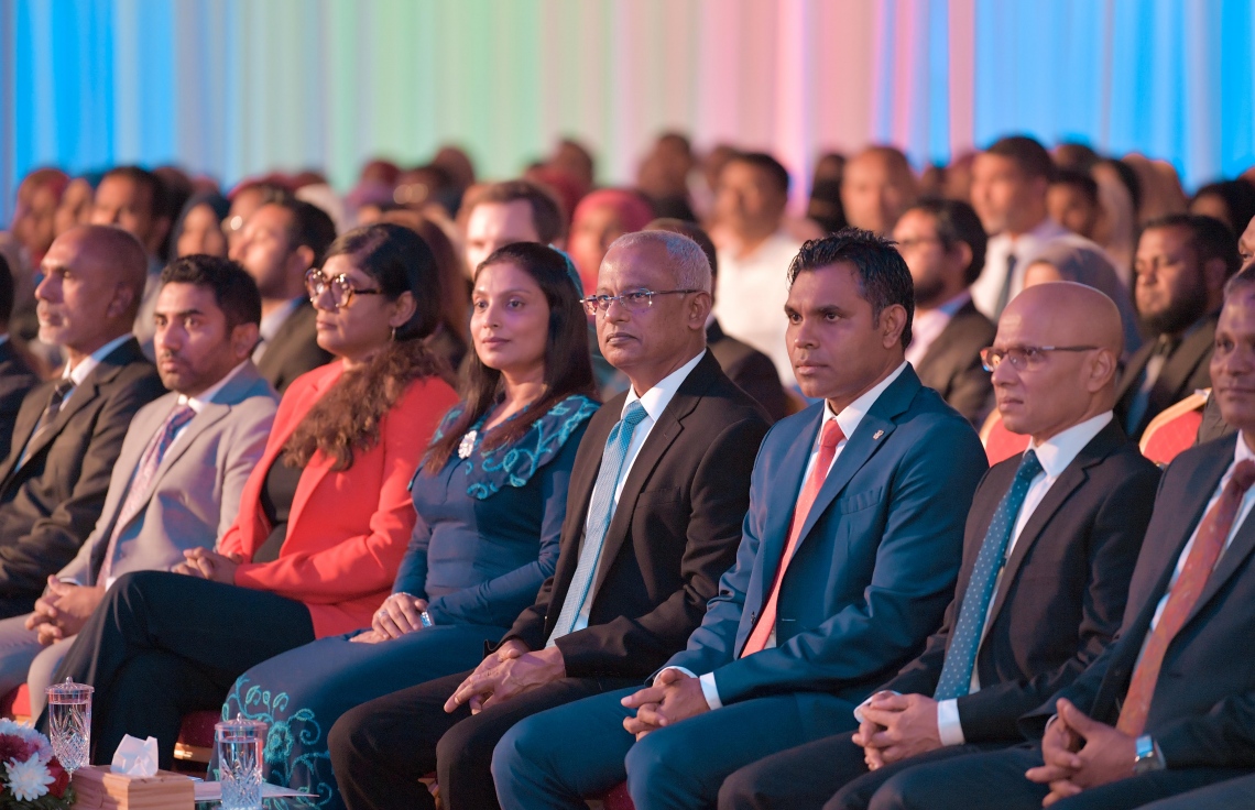 މާލެ: ޖުލައި 9، 2019: މަތީ ސާނަވީ އިމްތިހާނުގެ ގަދަ 10 ގައި ހިމެނުނު ކުދިންނަށް އިނާމު ދިނުމަށް ދަރުބާރުގޭގައި ބޭއްވި ރަސްމިއްޔާތުގައި ރައީސް އިބްރާހިމް މުހައްމަދު ސޯލިހުގެ އިތުރުން، ނައިބު ރައީސް ފައިސަލް ނަސީމް، އެޑިއުކޭޝަން މިނިސްޓަރު އައިޝަތު އަލީ އަދި ޑިފެންސް މިނިސްޓަރު މާރިޔާ އަހުމަދު ދީދީ ބައިވެރިވެ ވަޑައިގަންނަވަނީ.-- ފޮޓޯ ރައީސް އޮފީސް