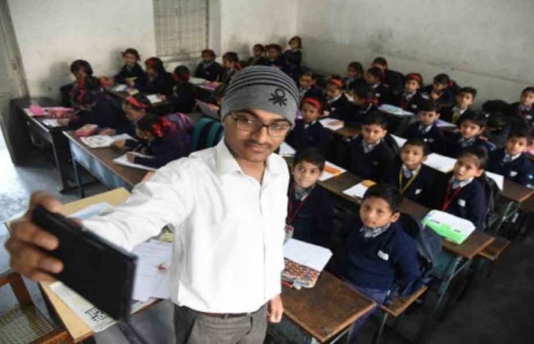 ޓީޗަރުންގެ ހާޒިރީ އަށް ސެލްފީ ނަގަން ހަމަޖައްސައިފި