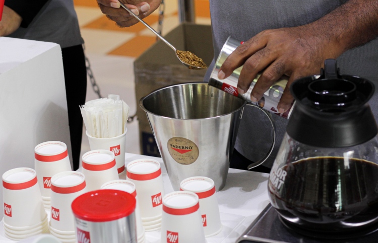 ސިމްޑީ އިން އިލީގެ އިންސްޓެންޓް ކޮފީ ލޯންޗް ކޮށްފި