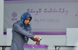 A lawyer casting her ballot at the polling station in Male'. PHOTO: HUSSAIN WAHEED/ MIHAARU
