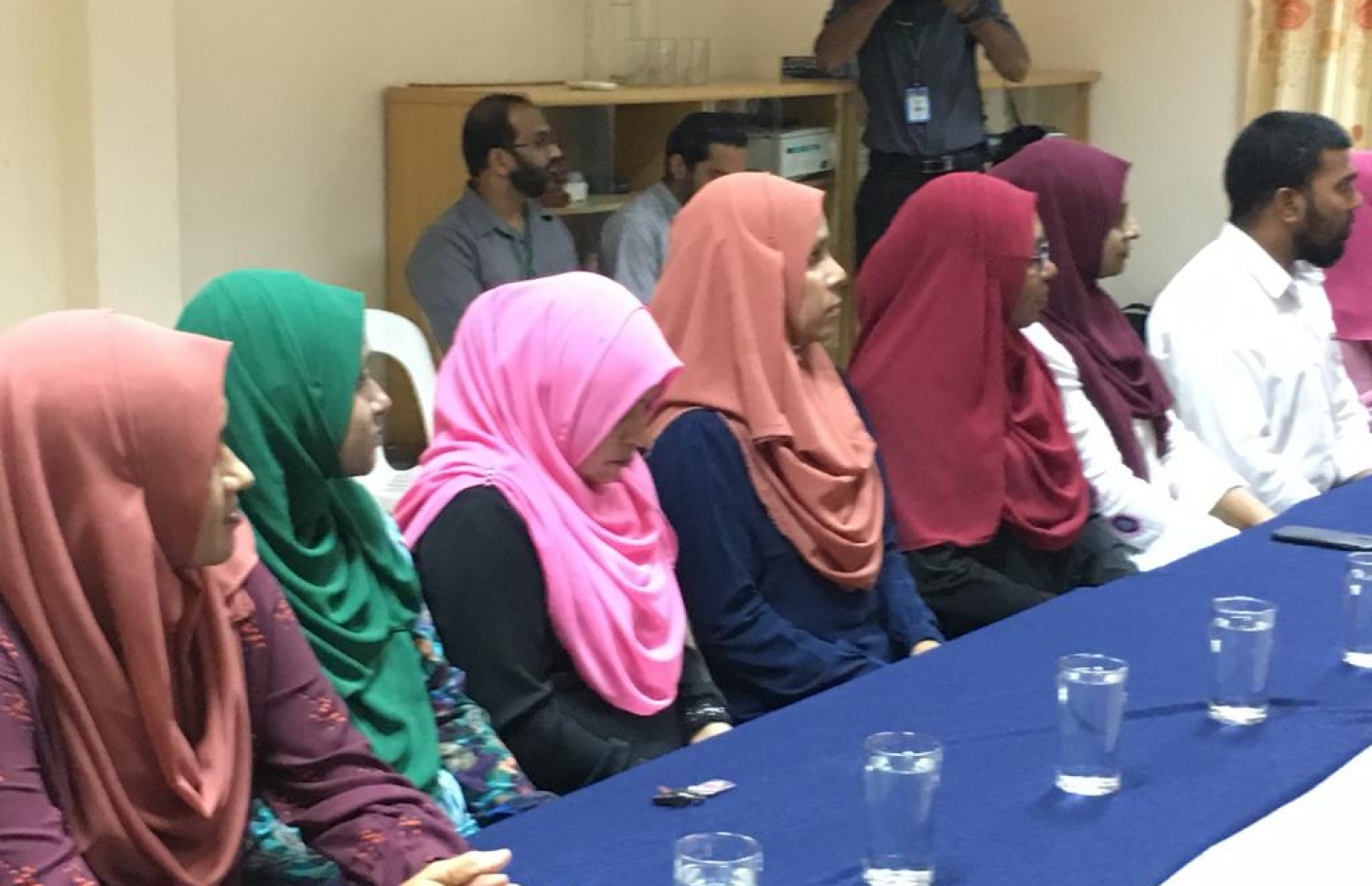 ނައިބު ރައީސް ފައިސަލް ރޭ ބޭއްވެވި ބައްދަލުވުމުގައި ބައިވެރިވެވަޑައިގެންނެވި، ފުވައްމުލަކު ސްކޫލުތަކުގެ ބައެއް އިސްވެރިން.---ފޮޓޯ: މިހާރު