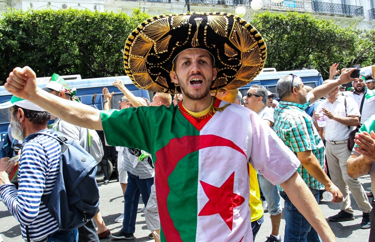 ޓީމަށް ހިތްވަރުދޭން އަލްޖީރިއާގެ ސަރުކާރު ބައިވެރިވެއްޖެ