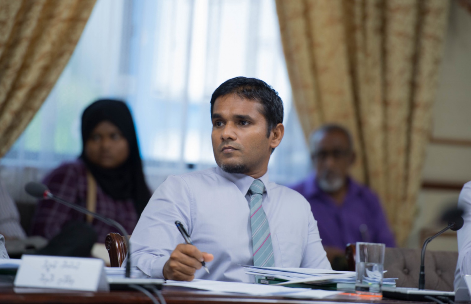 މާލިއްޔަތު ކޮމިޓީގެ މިއަދުގެ ބައްދަލުވުމުގައި ހުޅުދޫ ދާއިރާގެ މެމްބަރު އިލްޔާސް ލަބީބް ބައިވެރިވެވަޑައިގަންނަވަނީ. --- ފޮޓޯ: މަޖިލިސް