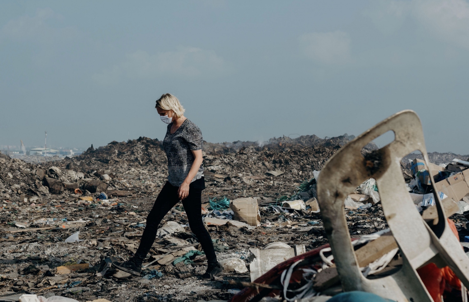 ކުނިތަކެއްގެ ތެރެއިން ޖޯ ރޮއިލް ހިނގާފައި ދަނީ: އޭނާ އަކީ ތިމާވެށީގެ ހިމާޔަތުގައި މަސައްކަތްކުރާ ކޮމަން ސީސްގެ މެނޭޖިން ޑައިރެކްޓަރު