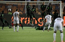 Algeria's forward Riyad Mahrez (R) scores from a free-kick during the 2019 Africa Cup of Nations (CAN) Semi-final football match between Algeria and Nigeria at the Cairo International stadium in Cairo on July 14, 2019. (Photo by JAVIER SORIANO / AFP)
