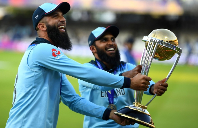 އިންގްލެންޑްގެ މުސްލިމް ދެ ކުޅުންތެރިންނަށް ތައުރީފް