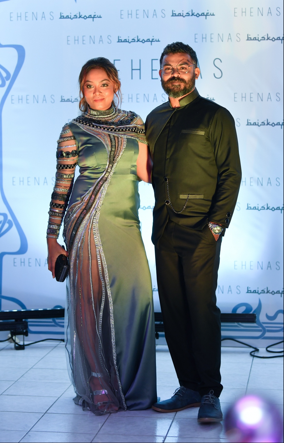 އެހެނަސް ޕްރިމިއާ ހަފްލާގައި އެކްޓްރެސް އައިޝަތު ރިޝްމީ އާއި ޑައިރެކްޓަރު ރަވީ ފާރޫގް. -- ފޮޓޯ: ހުސެން ވަހީދު / ދޯ