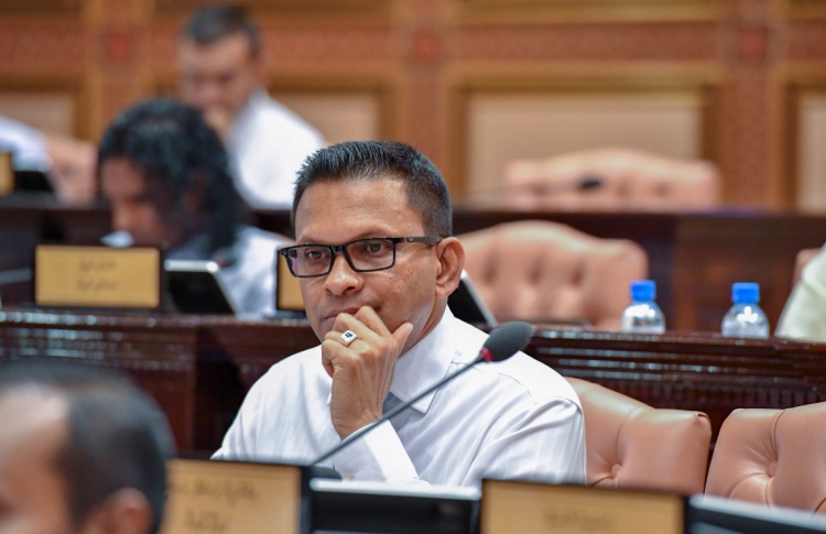 ކޯލިޝަން އޮތަސް ބިލް ހުށަހަޅަނީ މަޝްވަރާނުކޮށް: ނާޒިމް