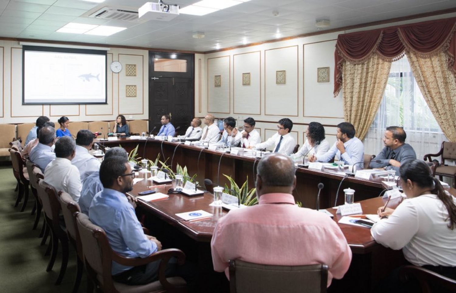 މަޖިލީހުގެ އެންވަޔަރްމެންޓް އެންޑް ކްލައިމެޓް ކޮމިޓީގެ މެމްބަރުން އެންވަޔަރްމެންޓް މިނިސްޓްރީގެ އިސް ބޭފުޅުންނާ ބައްދަލު ކުރެއްވުން-- ފޮޓޯ: ރައްޔިތުންގެ މަޖިލިސް