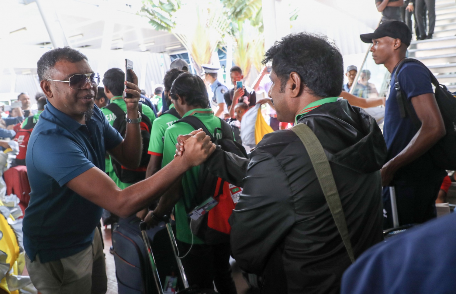 ރާއްޖޭގެ ކޮންޓިންޖެންޓުގެ މެމްބަރުންނަށް އޮލިމްޕިކް ކޮމިޓީގެ ސެކްރެޓަރީ ޖެނެރަލް މަރުޒޫގު މޮރިޝަސް އިން މަރުހަބާ ކިޔަނީ . -- އެމްއޯސީ ފޮޓޯ: އިސްމާއިލް ތޯރިގް