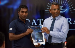 State Minister for Higher Education Mohamed Hashim awards certificate for boat operators completing the training. PHOTO: HUSSAIN WAHEED / MIHAARU
