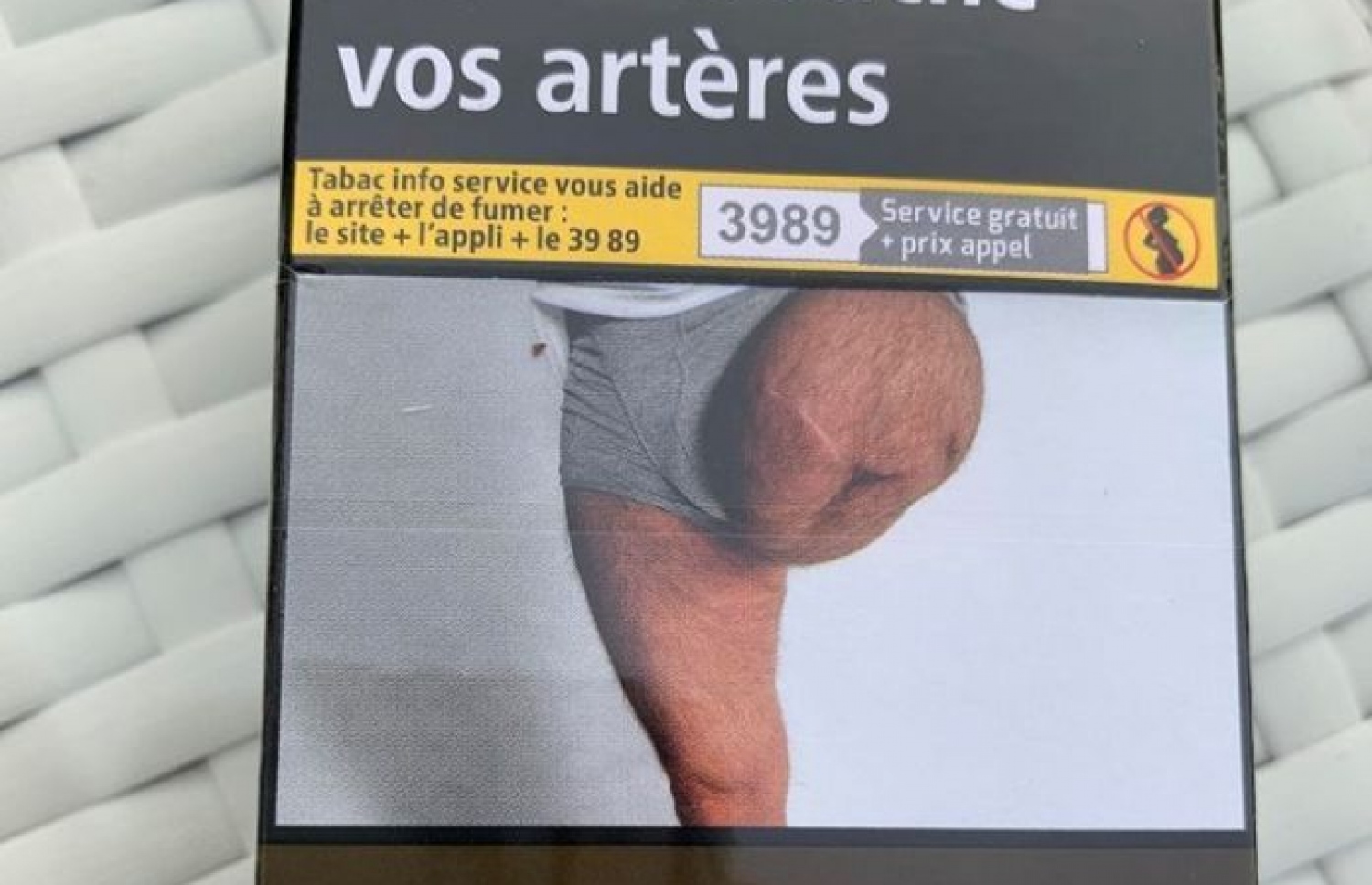 ސިނގިރެޓް ފޮށީގައި ޖަހާފައި އިން އިންޒާރުގެ ފޮޓޯއެއް