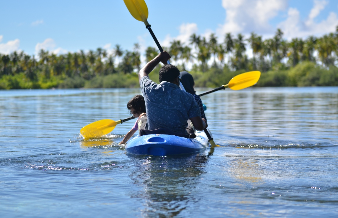 ސ. ހިތަދޫ އީދިގަލި ކިޅި އާއި ކޯއްޓޭ ސަރަހައްދުގައި ގާއިމްކޮށްފައިވާ އައްޑޫ ނޭޗާ ޕާކްގައި ބަޔަކު ކެނޯ ދުއްވަނީ: މިއީ މި ޕާކްގައި އެންމެ ޑިމާންޑު ބޮޑު އެއް ކަންތައް.---ފޮޓޯ: އަހުމަދު މަހްޒޫމް