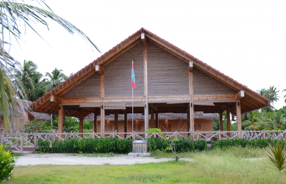 ސ. ހިތަދޫ: ޖުލައި 17، 2019- މި ރަށު އީދިގަލި ކިޅި އާއި ކޯއްޓޭ ސަރަހައްދުގައި ގާއިމްކޮށްފައިވާ އައްޑޫ ނޭޗާ ޕާކަށް ވަންނަން ހުންނަ އިމާރާތް ބޭރުން ފެންނަ ގޮތް.---ފޮޓޯ: އަހުމަދު މަހްޒޫމް