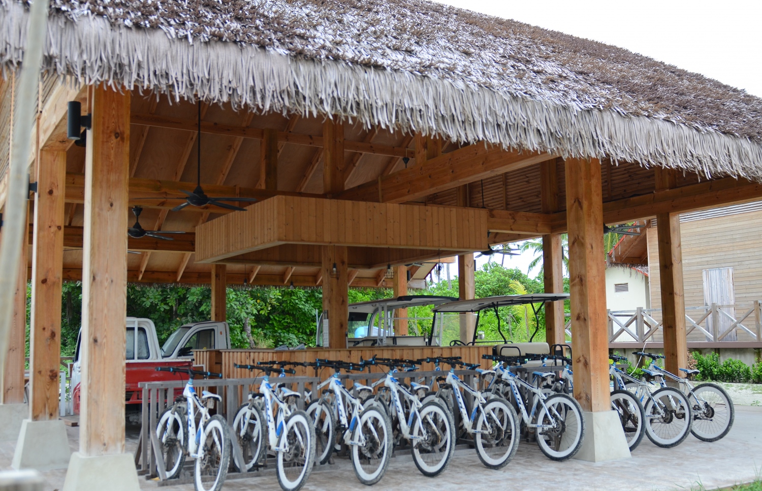 އައްޑޫ ނޭޗާ ޕާކް ބަލަން ދިއުމަށް ބޭނުންކުރާ ބައިސިކަލްތައް.---ފޮޓޯ: އަހުމަދު މަހްޒޫމް