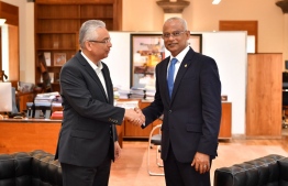 President Ibrahim Mohamed Solih (R) and Prime Minister of Mauritius Pravind Jugnauth (L) noted during their meeting that island nations such as Maldives and Mauritius should always remain mindful of the mutual challenges they face and aspire to speak with a collective voice. Photo: President's Office