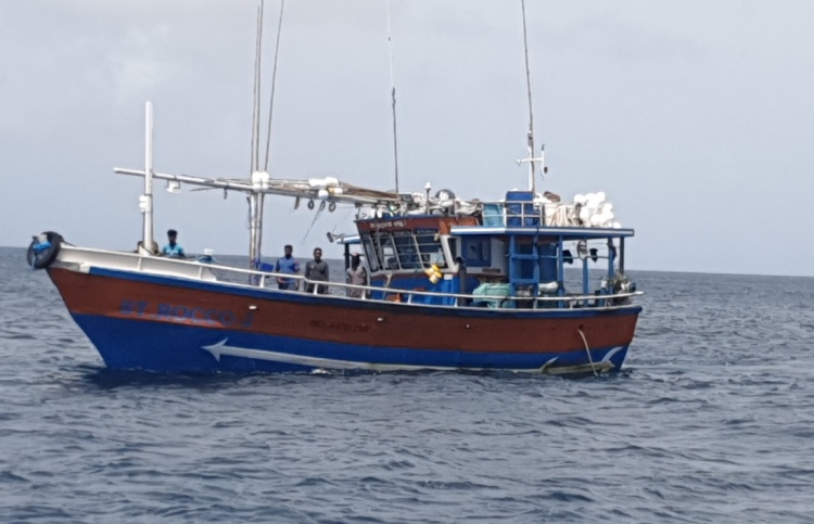 ހާލުގައި ޖެހުނު ލަންކާގެ މަސް ބޯޓަކަށް އެހީތެރިވަނީ