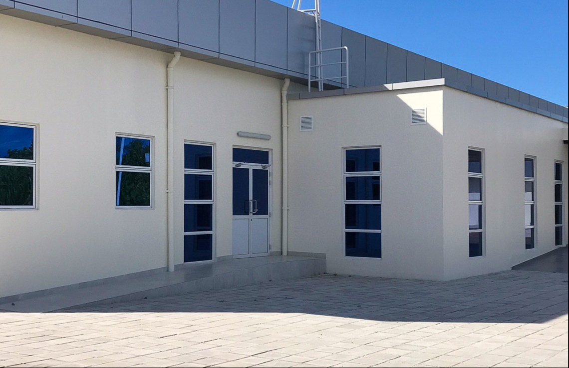 އައްޑޫ އިކުއަޓޯރިއަލް ކޮންވެންޝަން ސެންޓަރުގައި ހަދާފައިވާ 100 އެނދުގެ ޓާޝަރީ ހޮސްޕިޓަލްގެ އެޑްމިނިސްޓްރޭޓިވް ބިލްޑިންގް: ހޮސްޕިޓަލްގެ މައި އިމާރާތުން ބޭރުން، އެތަނުގެ ގޯތިތެރޭގައި އަލަށް އިމާރާތް ކުރި މި ތަނާއި މައި އިމާރާތާ ވޯކްވޭ އަކުން ގުޅުވައިލާނެ.