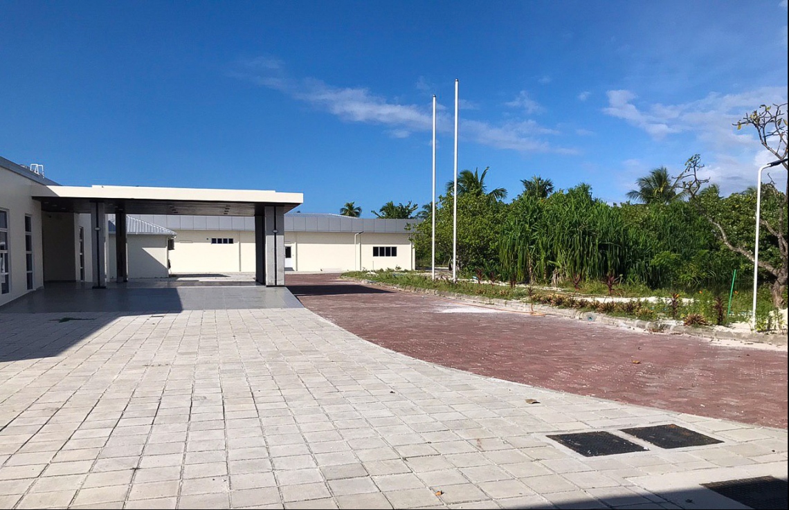 މި ފޮޓޯގެ ދުރުން އެ ފެންނަނީ އައްޑޫ އާ ހޮސްޕިޓަލަށް އިތުރު އެޑްމިނިސްޓްރޭޓިވް ބިލްޑިންގާއި ސާވިސް ބިލްޑިންގް.