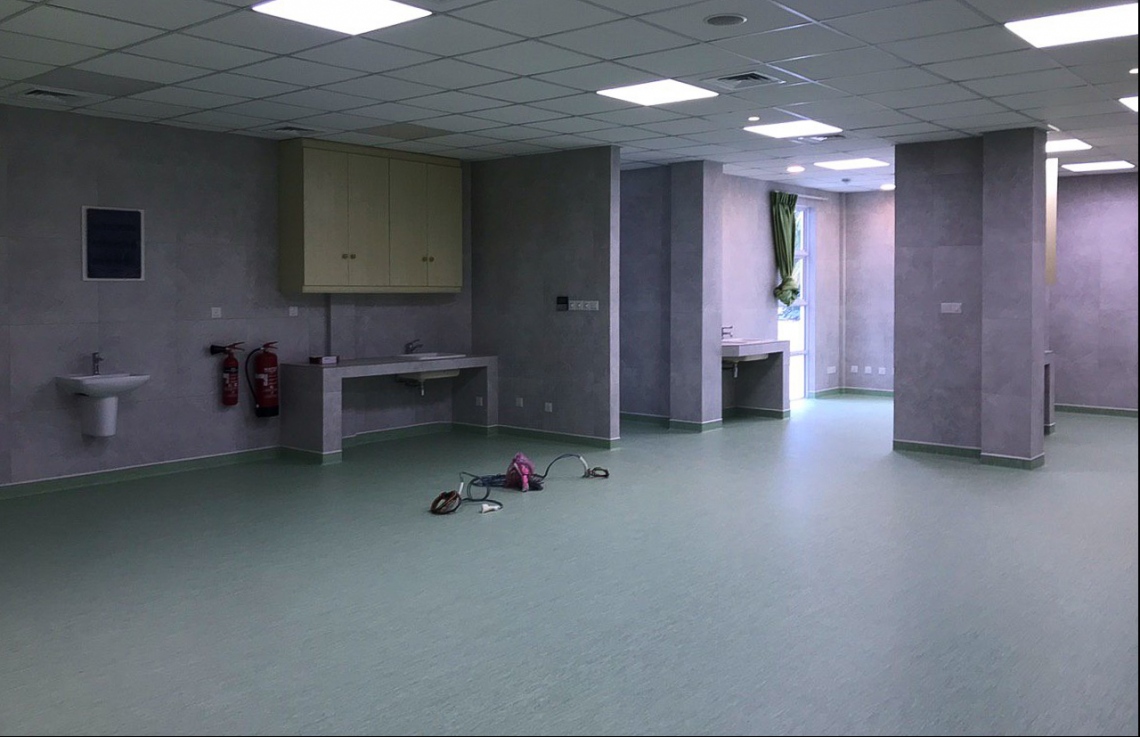 އައްޑޫ އާ ހޮސްޕިޓަލްގެ އިމާރާތުގައި ހަދާފައިވާ ބައެއް: މި ހޮސްޕިޓަލް ކުރިއަށް އޮތް ދެ މަހެއްހާ ދުވަހުގެ ތެރޭގައި ހުޅުވުމަށް އަންނަނީ މަސައްކަތް ކުރަމުން.