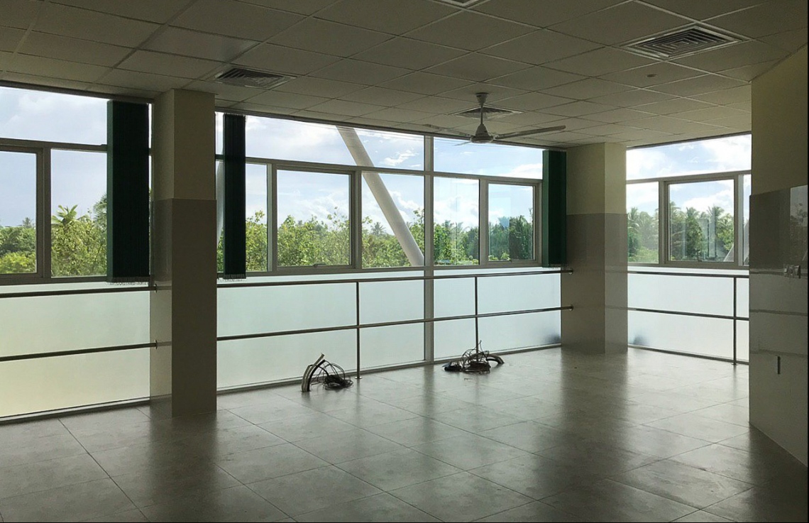 އައްޑޫ އާ ހޮސްޕިޓަލްގެ އެތެރޭގެ ކޮޓަރިއަކުން ބޭރު ފެންނަ ގޮތް: މި އިމާރާތުގެ ވަށައިގެންވާ ސަރަހައްދުގެ ލޭންޑް ސްކޭޕިން އަށް ފަހުން ބަދަލުތަކެއް ގެންނާނެ.---ފޮޓޯ: މިހާރު