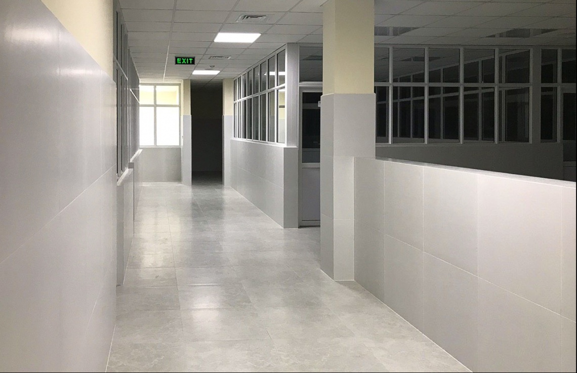 އައްޑޫ އާ ހޮސްޕިޓަލްގެ އިމާރާތުގައި ހަދާފައިވާ ބައެއް: މި ހޮސްޕިޓަލް ހުޅުވާއިރު، އެ ތަނުގައި ގާއިމް ކޮށްފައިވާ ހުރިހާ ޚިދުމަތެއް ލިބޭނެ ކަމަށް ހެލްތު މިނިސްޓްރީން ބުނޭ.