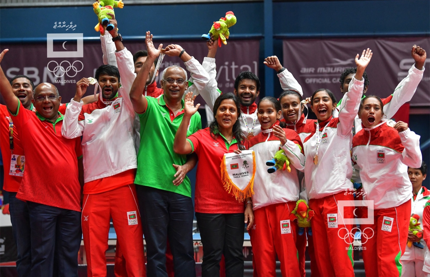 އިންޑިއަން އޯޝަން އައިލެންޑް ގޭމްސްގެ ކާމިޔާބީ ދިވެހި ޓީޓީ ޓީމުން ރައީސް އިބްރާހިމް މުހައްމަދު ސޯލިހާ އެކު ފާޅުކުރަނީ. --ފޮޓޯ: އެމްއޯސީ