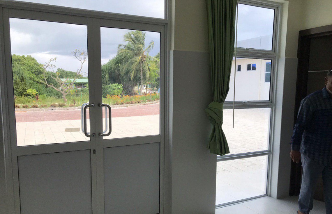 އައްޑޫ އާ ހޮސްޕިޓަކްގެ އެތެރޭގެ ކޮޓަރިއަކުން ބޭރު ފެންނަ ގޮތް: މި އިމާރާތުގެ ވަށައިގެންވާ ސަރަހައްދުގެ ލޭންޑް ސްކޭޕިން އަށް ފަހުން ބަދަލުތަކެއް ގެންނާނެ.---ފޮޓޯ: މިހާރު