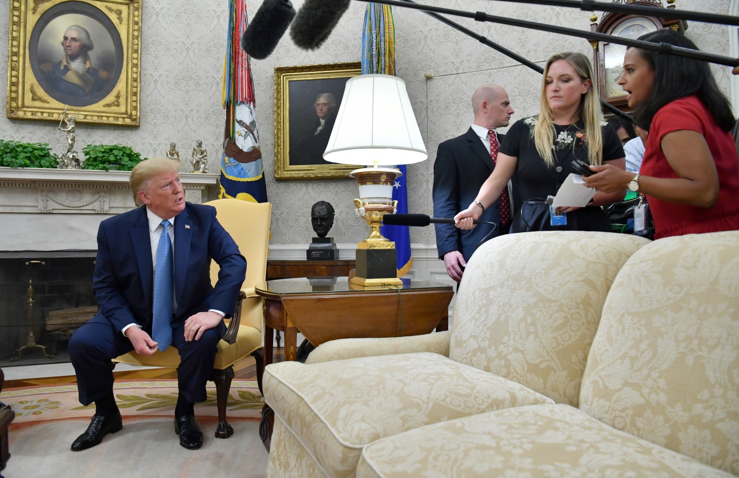 ޕާކިސްތާނުގެ ބޮޑު ވަޒީރު އިމްރާން ޚާންއާ އެކު ބޭއްވި ބައްދަލުވުމުގައި ރައީސް ޑޮނަލްޑް ޓްރަމްޕް ނޫސްވެރިންނާ ވާހަކަ ދައްކަވަނީ. --ފޮޓޯ:އޭއެފްޕީ