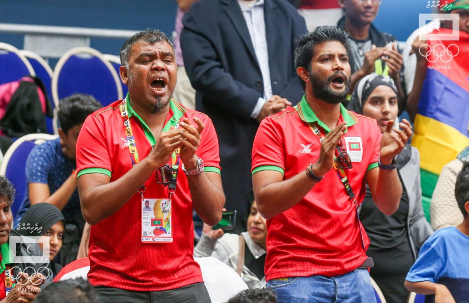 އޮލިމްޕިކް ކޮމިޓީގެ ސެކްރެޓަރީ ޖެނެރަލް މަރުޒޫގު (ވ) އާއި ސެކްރެޓްރިއޭޓް މެމްބަރު ޝިފާޒް މެޗުގައި ސަޕޯޓްކުރަނީ. --އެމްއޯސީ ފޮޓޯ: އިސްމާއިލް ތޯރިގް