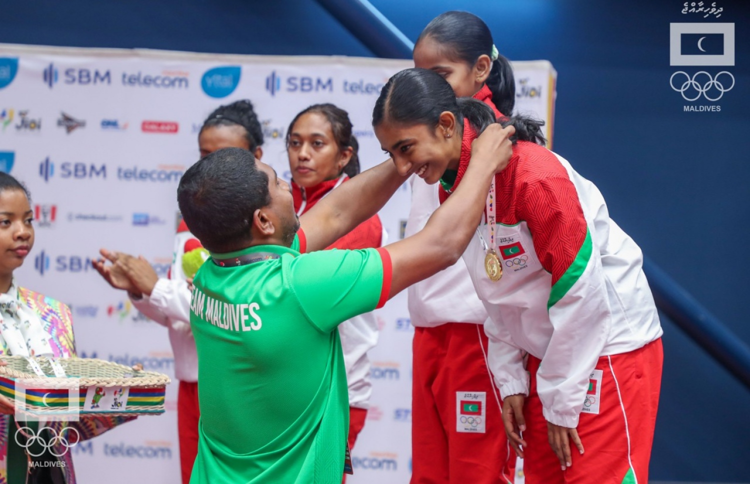 ރަން މެޑަލް ހޯދި ޕެއާގައި ހިމެނޭ ރަފާގެ ކަރުގައި ސްޕޯޓްސް މިނިސްޓަރު މަހުލޫފު ރަން މެޑަލް އަޅުވަނީ. --އެމްއޯސީ ފޮޓޯ: އިސްމާއިލް ތޯރިގް