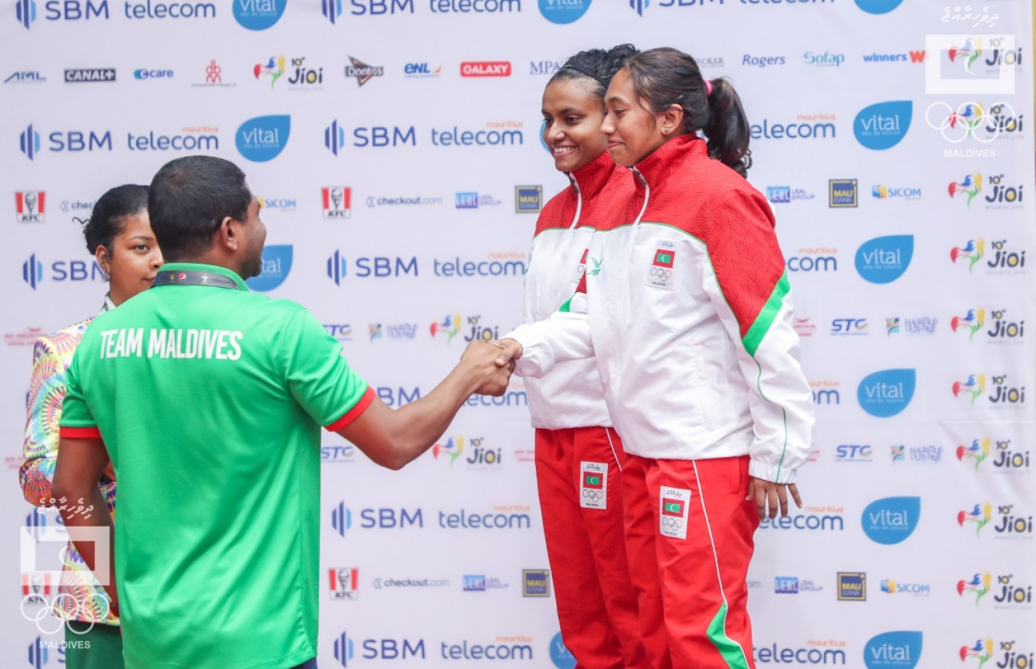 ރިހި މެޑަލް ހޯދި މުއީނާ (ކ) އާއި ޖުމާނާއާ ސްޕޯޓްސް މިނިސްޓަރު މަހުލޫފު ސަލާމްކުރައްވަނީ. --އެމްއޯސީ ފޮޓޯ: އިސްމާއިލް ތޯރިގް