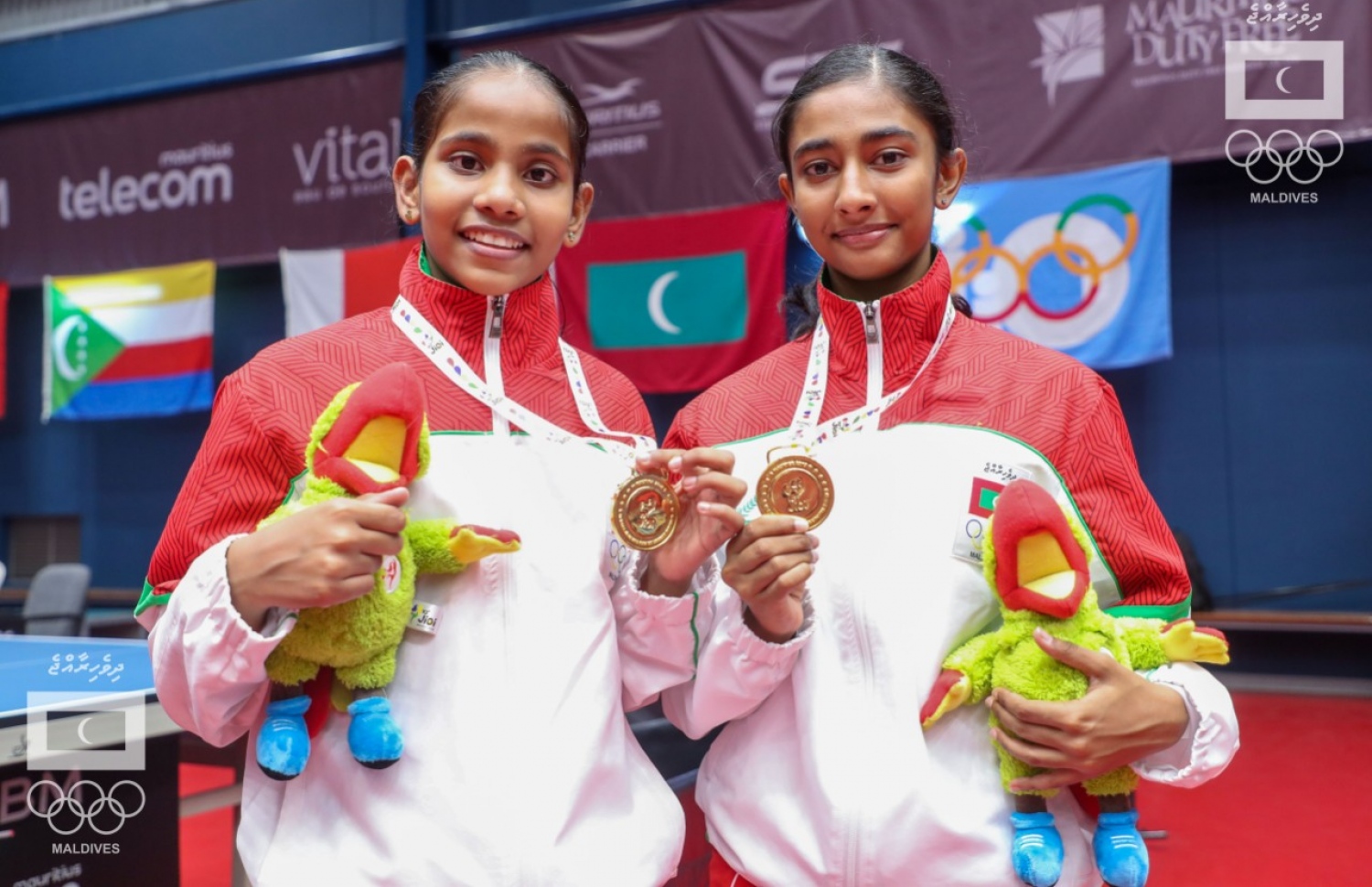 ރަފާ (ކ) އާއި ދީމާ މެޑަލް އަޅުވައިގެން. --އެމްއޯސީ ފޮޓޯ: އިސްމާއިލް ތޯރިގް