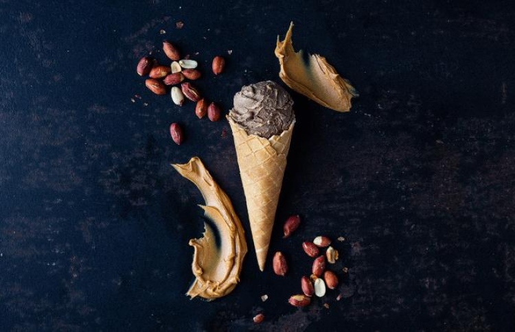 ލަގްޒަރީ އައިސް ކްރީމެއް، އެކަމަކު ފަކުރު