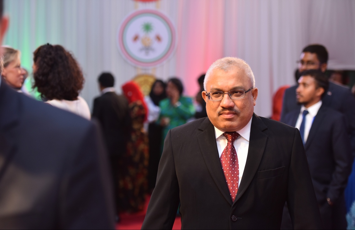 މާލެ: ޖުލައި 25، 2019- މި އަހަރުގެ މިނިވަން ދުވަހާ ގުޅިގެން ރައީސް އިބްރާހިމް މުހައްމަދު ސޯލިހުގެ ދެކަނބަލުން ބޭއްވެވި ރަސްމީ ބައްދަލުކުރެއްވުމުގައި ކުރީގެ ނައިބު ރައީސް އަބްދުﷲ ޖިހާދު ބައިވެރިވެވަޑައިގަންނަވަނީ.---ފޮޓޯ: ހުސައިން ވަހީދު/މިހާރު