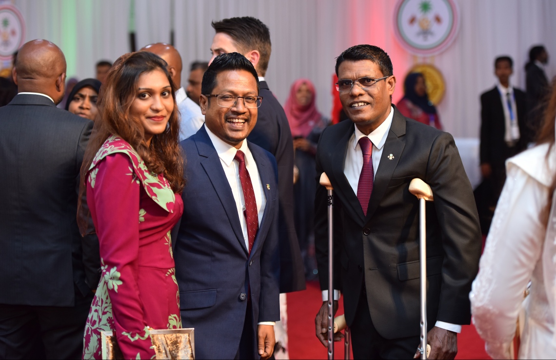 މާލެ: ޖުލައި 25، 2019- މިއަދު ފާހަގަކުރާ ރާއްޖޭގެ 54 ވަނަ މިނިވަން ދުވަހުގެ މުނާސަބަތުގައި ރައީސް އިބްރާހިމް މުހައްމަދު ސޯލިހުގެ ދެކަނބަލުން މިރޭ ބޭއްވެވި ރަސްމީ ބައްދަލު ކުރެއްވުމުގައި، އިނގުރައިދޫ ދާއިރާގެ އެމްޑީޕީގެ މެމްބަރު ހަސަން އަހުމަދާއި މާފަންނު އުތުރު ދާއިރާގެ އެމްޑީޕީގެ މެމްބަރު އިމްތިޔާޒް ފަހުމީ ބައިވެރިވެވަޑައިގަންނަވަނީ.---ފޮޓޯ: ހުސައިން ވަހީދު/މިހާރު