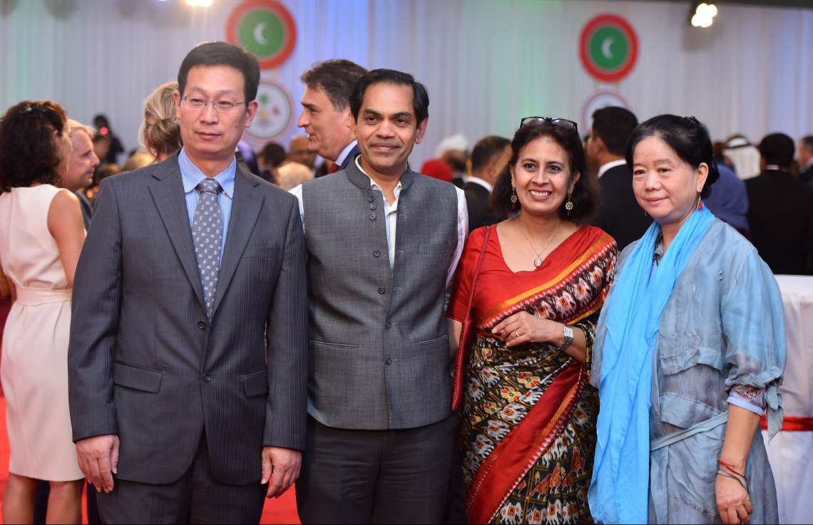 މާލެ: ޖުލައި 25، 2019- މިއަދު ފާހަގަކުރާ ރާއްޖޭގެ 54 ވަނަ މިނިވަން ދުވަހުގެ މުނާސަބަތުގައި ރައީސް އިބްރާހިމް މުހައްމަދު ސޯލިހުގެ ދެކަނބަލުން މިރޭ ބޭއްވެވި ރަސްމީ ބައްދަލު ކުރެއްވުމުގައި، ރާއްޖެ އަށް އިންޑިއާ އާއި ޗައިނާ އިން ކަނޑައަޅާފައިވާ ސަފީރުން އެ ދެ ބޭފުޅުންގެ އަނބިކަނބަލުންނާ އެކު ފޮޓޯއެއް ނަންގަވަނީ.---ފޮޓޯ: ހުސައިން ވަހީދު/މިހާރު