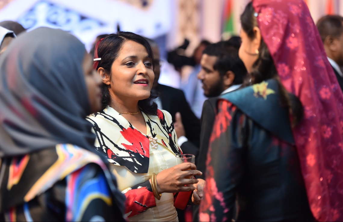 މާލެ: ޖުލައި 25، 2019- މިއަދު ފާހަގަކުރާ ރާއްޖޭގެ 54 ވަނަ މިނިވަން ދުވަހުގެ މުނާސަބަތުގައި ރައީސް އިބްރާހިމް މުހައްމަދު ސޯލިހުގެ ދެކަނބަލުން މިރޭ ބޭއްވެވި ރަސްމީ ބައްދަލު ކުރެއްވުމުގައި، އާޓްސް އެންޑް ކަލްޗަރު މިނިސްޓަރު ޔުމްނާ މައުމޫނާއި އެޑިއުކޭޝަން މިނިސްޓަރު ޑރ. އާއިޝަތު އަލީ މަޝްވަރާ ކުރައްވަނީ.---ފޮޓޯ: ހުސައިން ވަހީދު/މިހާރު