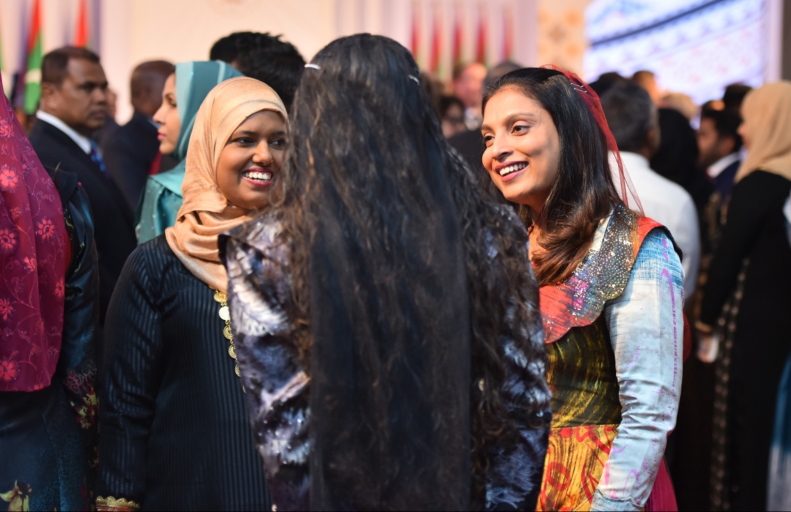 މާލެ: ޖުލައި 25، 2019- މިއަދު ފާހަގަކުރާ ރާއްޖޭގެ 54 ވަނަ މިނިވަން ދުވަހުގެ މުނާސަބަތުގައި ރައީސް އިބްރާހިމް މުހައްމަދު ސޯލިހުގެ ދެކަނބަލުން މިރޭ ބޭއްވެވި ރަސްމީ ބައްދަލު ކުރެއްވުމުގައި، އެޑިއުކޭޝަން މިނިސްޓަރު ޑރ. އާއިޝަތު އަލީ އާއި ޖެންޑާ މިނިސްޓަރު ޝިދާތާ ޝަރީފް އަދި ތުޅާދޫ ދާއިރާގެ މެމްބަރު ހިސާން ހުސައިން (ކެމެރާ އަށް ފުރަގަސް ދެއްވައިގެން) ވާހަކަ ދައްކަވަނީ.---ފޮޓޯ: ހުސައިން ވަހީދު/މިހާރު